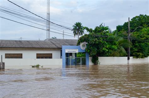 Enchente mais de 5 mil pessoas estão desabrigadas no Acre e outras