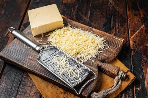 Trozo De Queso Semiduro Y Queso Rallado Con Rallador Fondo De Madera