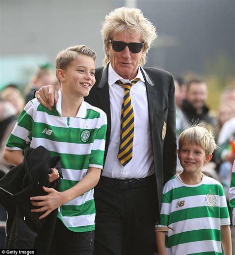 Rod Stewart Takes His Two Youngest Kids To A Celtic Game Daily Mail