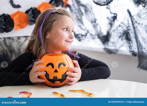 Petite Fille En Costume De Sorcière Tenant Jack Citrouille Avec Bonbons