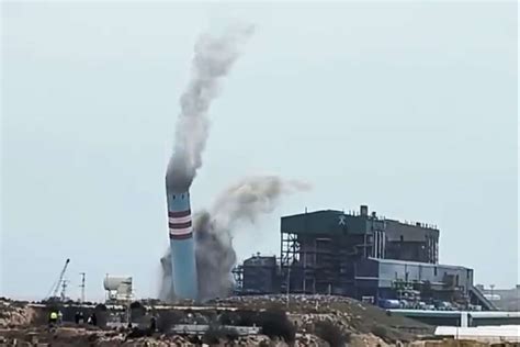 Endesa derriba la chimenea de la central de Carboneras Almería