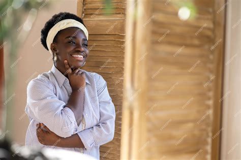 Premium Photo A Smiling African American Plus Size Woman Looking