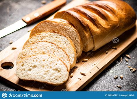 Pan De Trigo Fresco Rebanado En Una Tabla De Despiece Foto De Archivo