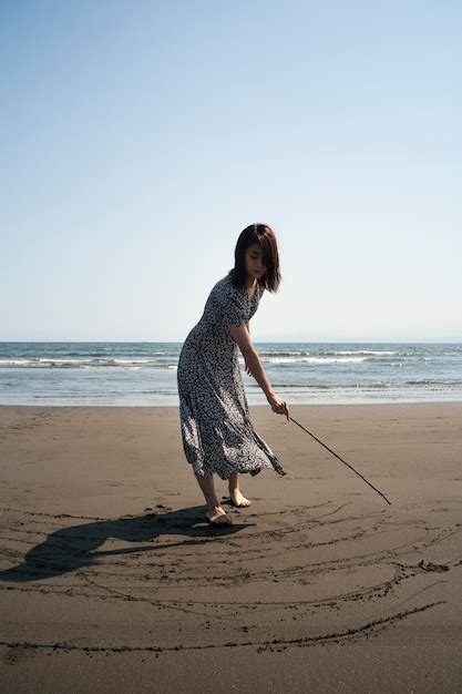 Foto completa mulher japonesa na praia Foto Grátis