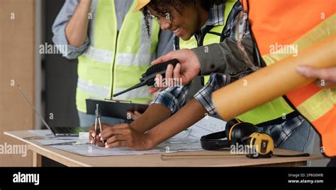 Equipo de arquitectos trabajando con planos para el plan arquitectónico