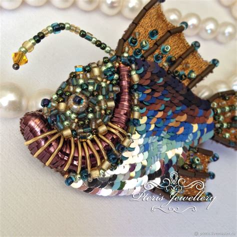 Вышитая брошь `Удильщик бронза с бирюзой` in 2024 | Bead stitching ...