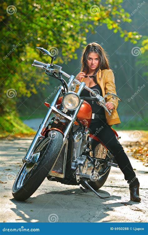 Fille De Cycliste Sur Une Moto Photos Libres De Droits Image 6950288