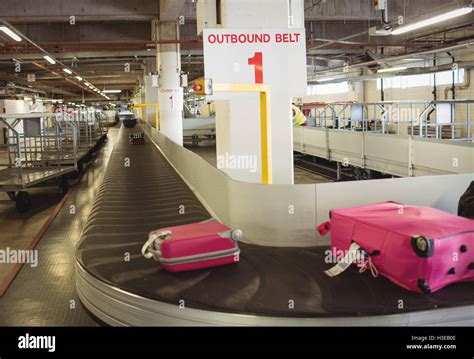 Luggage on the baggage carousel Stock Photo - Alamy