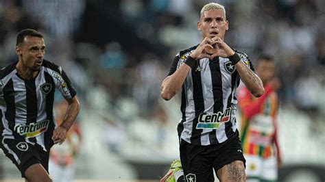 Botafogo reencontra torcida vence e assume a vice liderança da Série B