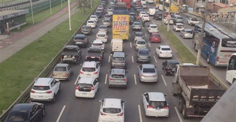 Duas Pessoas Ficam Feridas Em Acidente Envolvendo Carro E Moto Na