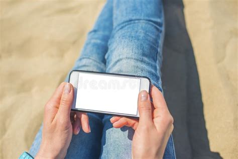 Una Mujer Que Sostiene Un Tel Fono M Vil Blanco Con Una Pantalla En