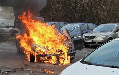 Pożar samochodu na parkingu przy Świętokrzyskim Szpitalu Onkologicznym