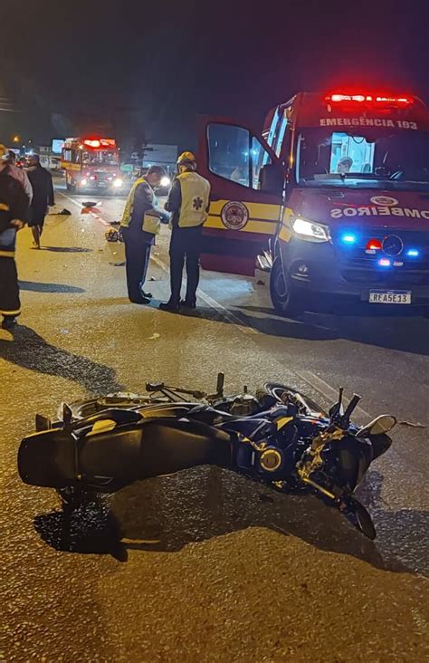 Motociclista morre após se envolver em acidente na Itoupava Central em