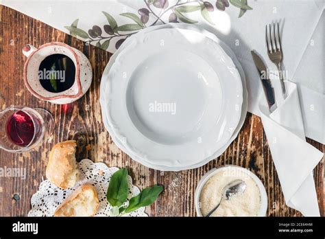 Italian table set Stock Photo - Alamy