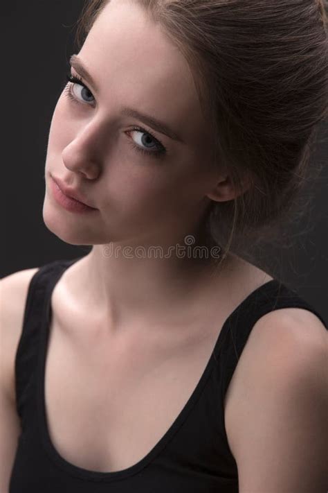 Portrait étroit De Fille Blonde Attirante Image stock Image du adulte mode