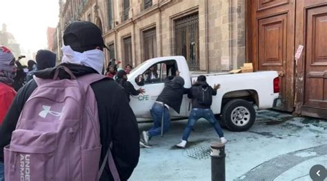 Irrumpen Normalistas De Ayotzinapa En Palacio Nacional AMLO Los Tacha