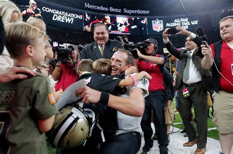 Drew Brees Breaks Peyton Mannings Career Passing Yards Record The