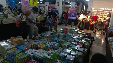 FOTO Bazar Buku Internasional Potongan Hingga 90 Persen Di Big Bad