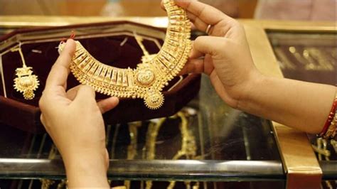 Gold Prices Surge Above 2000 Amid Geopolitical Tensions