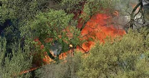 Crews contain large structure fire in East Fort Worth - CBS Texas