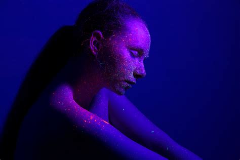 PHOTOGRAPHY WITH UV LIGHT: Tips for shooting portraits under Blacklight ...