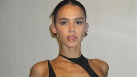 Bruna Marquezine Aposta Em Look Sensual Para Curtir Camarote No Rj