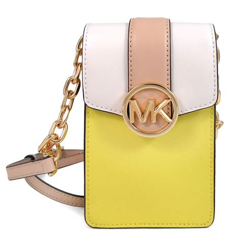 Michael Kors Carmen 金字大圓標logo防刮皮革翻蓋手機斜背包日光黃 斜背包鍊帶包 Yahoo奇摩購物中心