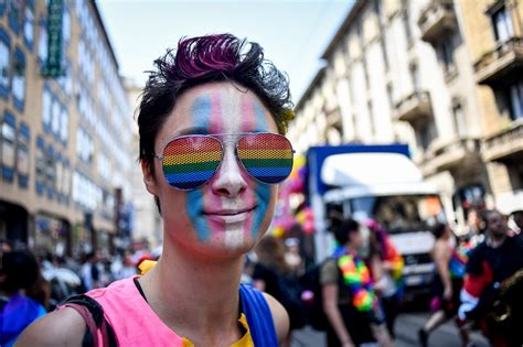 Gay Pride Milano La Sfilata Corriere It