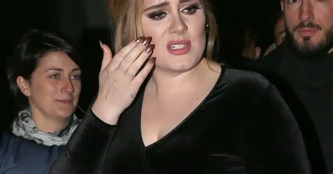 La chanteuse Adele rencontre ses fans lors de son arrivée à Milan en