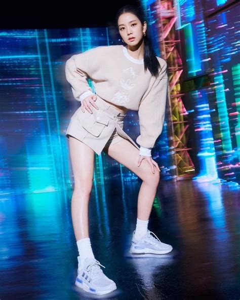 Gaya Jisoo Blackpink Pakai Sneakers