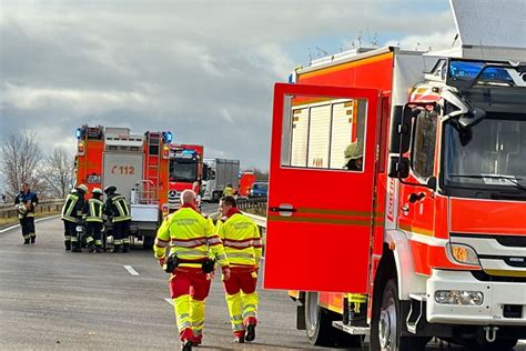 Pkw Kracht In Lkw J Hriger Auf Der B Bei Oberstimm Schwerst