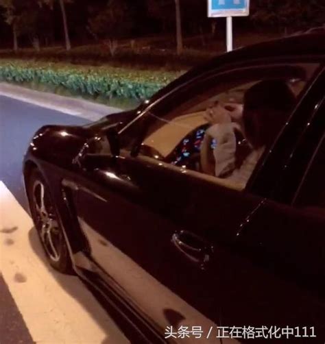 夜晚路邊停著一輛保時捷，開車女子吐舌頭一瞬間，路人：棄車留人 每日頭條