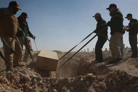 Autoridades sepultan a 67 cadáveres no identificados en Ciudad Juárez