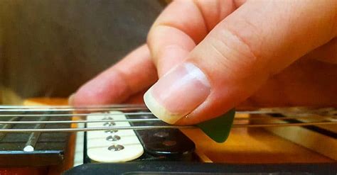 How To Hold A Guitar Pick Correctly For Strumming Speed The Like