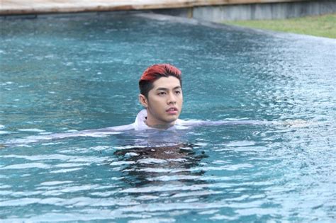 Noo Phước Thịnh bị hot girl xô xuống hồ bơi