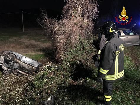 Scontro Fra Auto Una Finisce Nella Scarpata Si Ribalta E Si Incendia