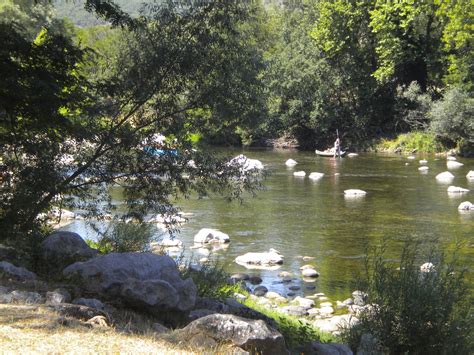 Campingplatz mit direktem Zugang zum Fluss in der Ardèche