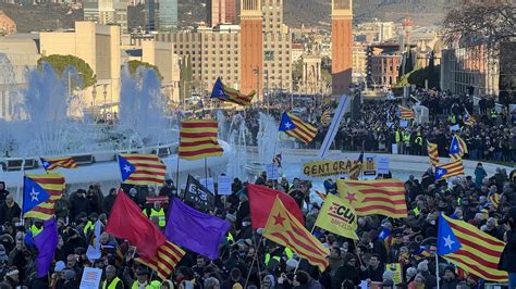 Una Protesta De Miles De Personas Contra La Cumbre Hispano Francesa