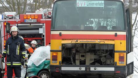 Linienbus Und Auto Stoßen Zusammen Zwei Tote Bei Unfall News