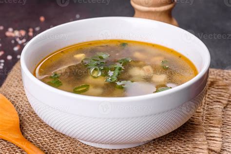 deliciosa sopa saudável azeda tomate batatas especiarias e ervas