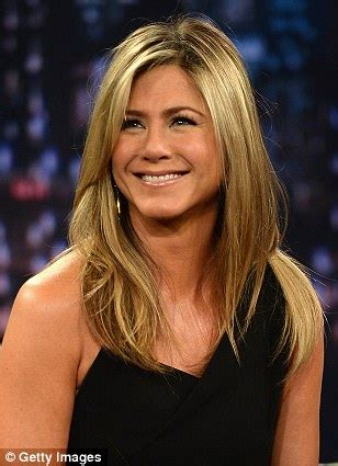 Barefaced Jennifer Aniston Turns Brunette As She Shoots New Movie Cake But Doesn T Look Very
