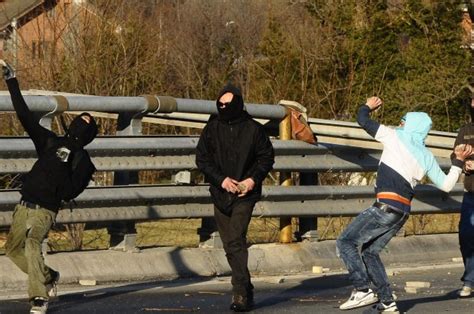 La Polizia Sgombera Il Blocco No Tav Di Chianocco La Repubblica