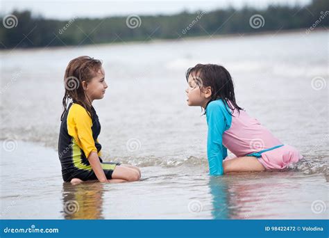 Petites Filles Jouant Sur La Plage Vacances De Plage De Famille Photo