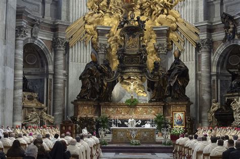 El Papa Francisco celebra la Misa Crismal dentro de la Basílica de San