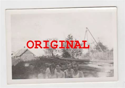 Foto Wk J Ngling Halb Nackt Nude Gay Sport Sporthemd Holz Balken Russland Eur Picclick De