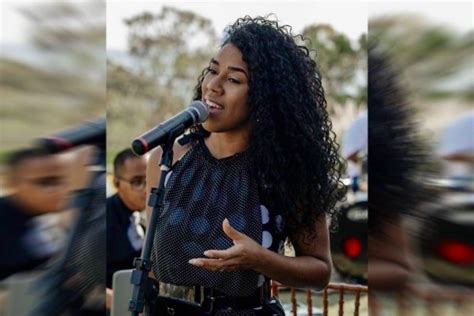 Polêmica Cantora negra é agredida em restaurante e polícia investiga