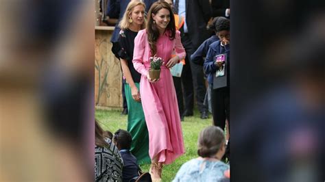 Picknick In Pink Kate Wird Bei Der Chelsea Flower Show Zum Blickfang