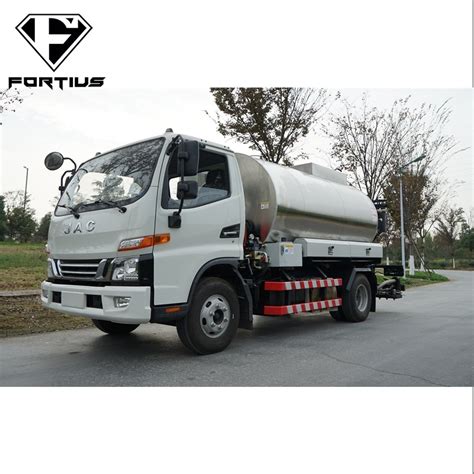 Sinotruk HOWO JAC Dongfeng 4X2 3 6cbm Intelligent Heated Asphalt