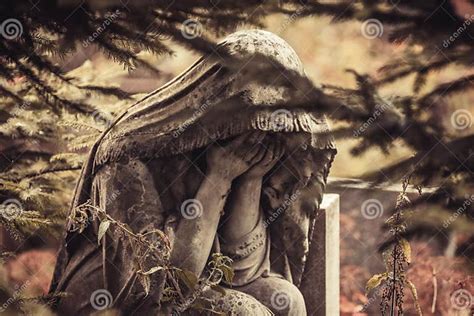 Statue Of A Weeping Woman In A Cemetery Stock Image Image Of Fall Outdoors 125779117