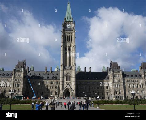 ottawa parliament hill tourist tourists Stock Photo - Alamy